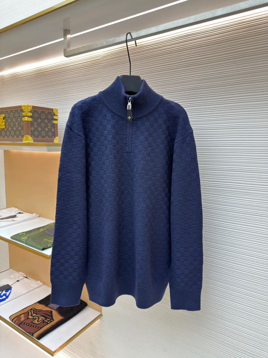 LOUIS VUITTON dark pattern mosaic checkerboard knitted pullover ●Original version: purchased and developed by 18756 ●Item number: 1680188-A70 ●Fabric: heavy cotton fabric ●Technology: knitting ●Version: fitted version ●Weight: about 825 grams ●Size: S-M-L-XL ●Description: It is made of the same heavy-weight pure cotton material as the original, with double threads. Each color is dyed in a separate vat. The weaving requires an imported Stoll 16-needle machine. The embroidery uses Behringer embroidery technology, and the details are restored to the same consistency. Customized dyeing without any color difference. The ingenious craftsmanship is perfectly restored, the three standards are complete, and the accessories are customized. The overall wiring is straight and delicate, the fabric is comfortable and soft, and the color is consistent without color difference. It can be matched with the same style to create a fashionable look and control various occasions. Customized accessories, complete with three standards, same style for men and women!